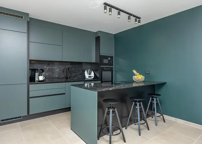 Vakantiehuis Family Friendly House With A Swimming Pool - 24765